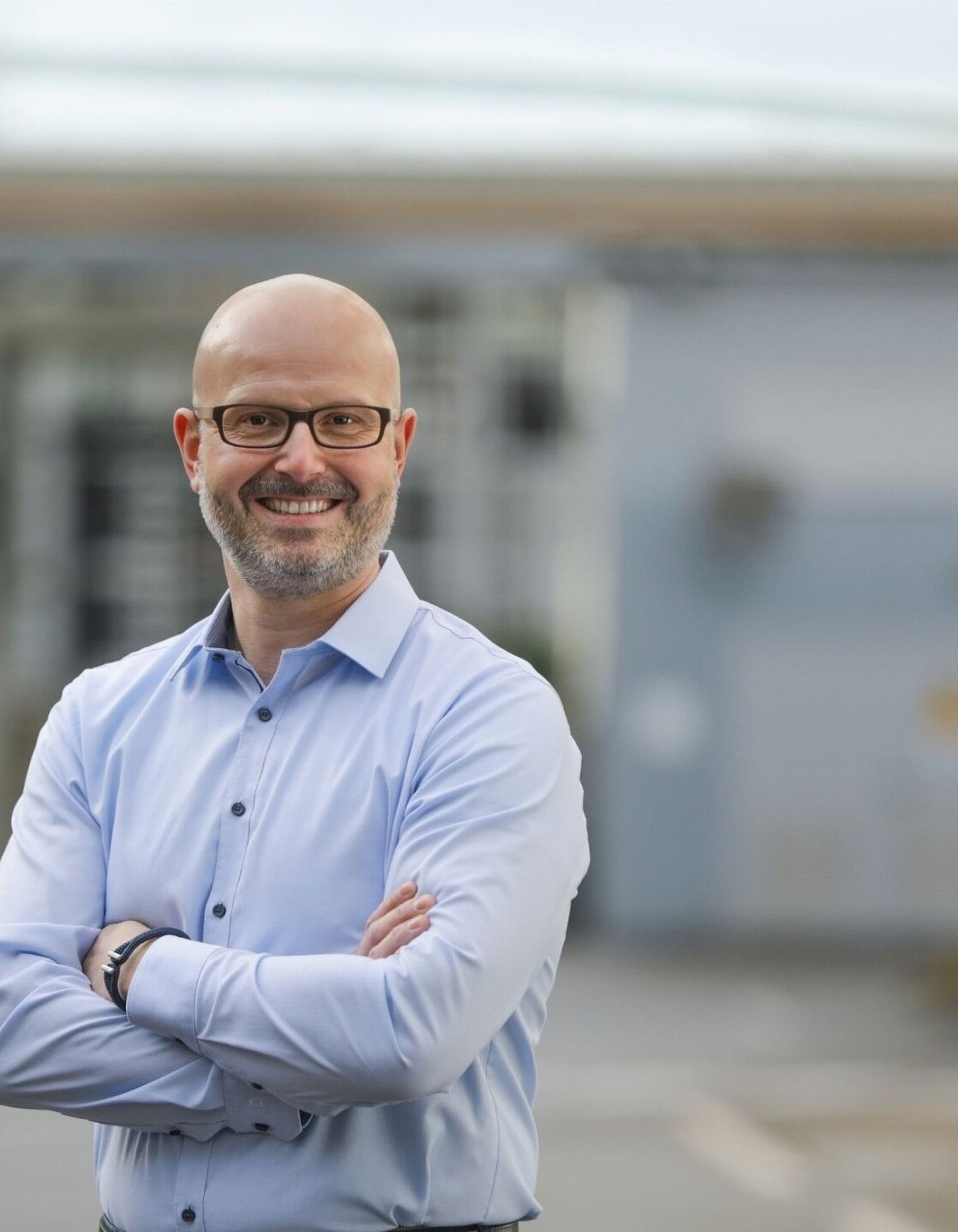 Dr.-Ing. Roman Preuss, Vice President Entwicklung bei CeramTec, lächelnd mit verschränkten Armen – BUZZ BIOLOX® Newsletter-Header.
