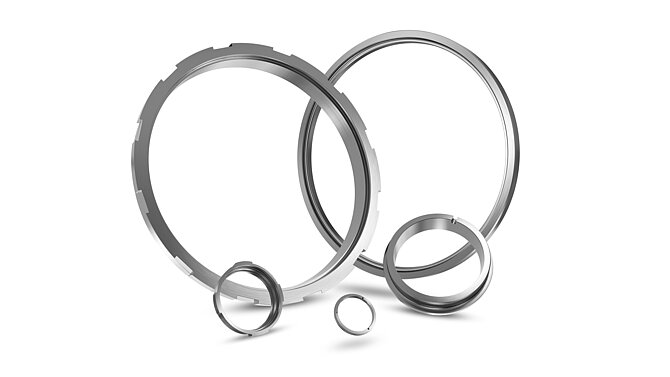 Arrangement of different sealing rings