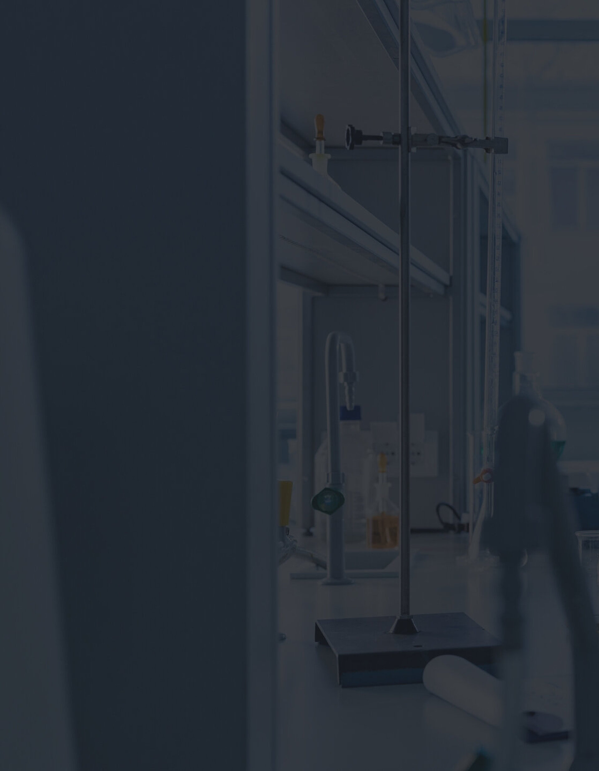 Zwei Forschende im Labor bei Experimenten, stellvertretend für wissenschaftliche Arbeit in der metallfreien Endoprothetik.
