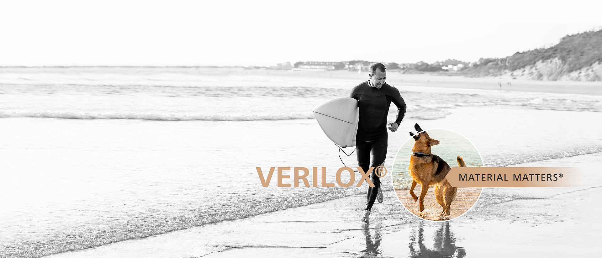 Ein Mann geht mit einem Surfbrett am Strand entlang, begleitet von einem Hund – die Szene verweist auf den Einsatz von Verilox® Keramikimplantaten in der Veterinärorthopädie für Hunde und Katzen.