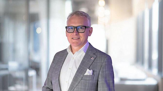Professional portrait of Stefan Auth, CeramTec representative, wearing glasses, in a business setting at DKOU 2026 Berlin.
