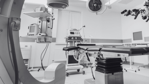 CeramTec | The picture shows a modern operating theatre with lots of medical equipment. At the front, there is an operating table and on the left, there is an X-ray machine. The room is clean and has everything that is needed for difficult operations.